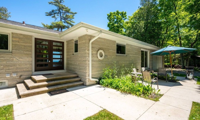 Sturgeon Bay Casa | You’ll find this unique Lake Michigan beachfront getaway on scenic Glidden Dr.