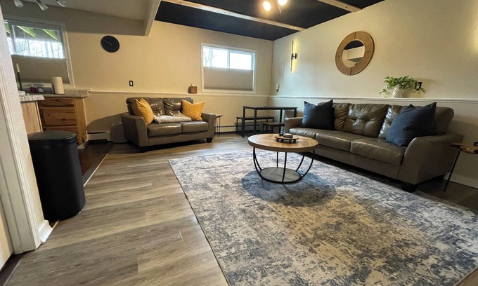 Northeast Anchorage Condominio | Your Alaskan Getaway - 2 Bedroom 1 bath close to everything!!!