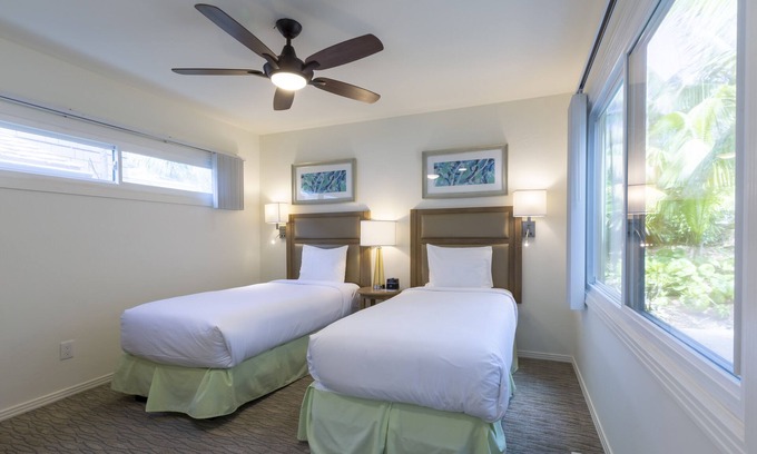 Del Mar Hotel | Your Beach Getaway! Swimming Pool, Free Parking, Full Kitchen!