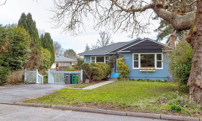 Oak Bay Casa | Your choice of 2 or 3 bedroom configuration