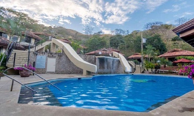 Playa Hermosa Villa | Villa independiente en una comunidad cerrada, piscina y paseo corto a la playa