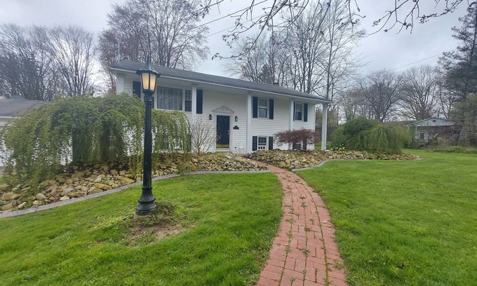 Conneaut Lake Apartamento | This property boasts a generous amount of space, perfect for you and your family