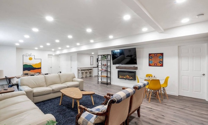 Lakeview Casa | Your Cozy Getaway: Near It All - Waffles too!