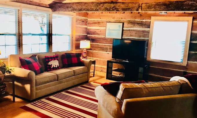 Kingston Cabina | Your cozy hideaway, where the water meets the wild.