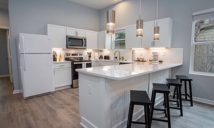 Nevada Street Cabaña | Your Dream Stay 4br/2ba Near Downtown & Riverwalk