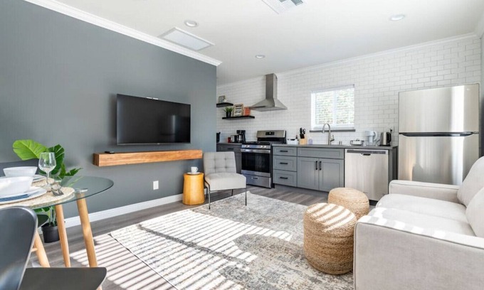 South San Gabriel Casa | Your Enchanting Studio Retreat: Perfect for Solo Adventurers and Couples, Unwind in Luxury with a King Bed, Gourmet Kitchen, Free Laundry Perks, and Lightning-Fast Internet for Ultimate Entertainment.