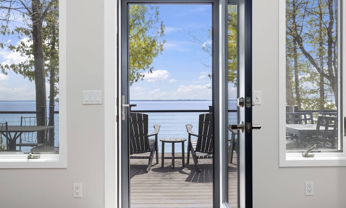 Suttons Bay Casa | Your eye is caught, and your senses overwhelmed, when you enter The Step Lodge