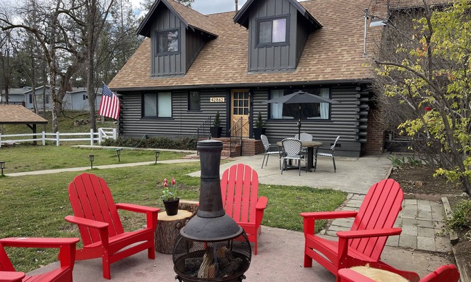 Yosemite Forks Cabina | Your family friendly Yosemite/ Bass Lake getaway across from a river!