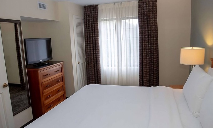 Vance Jackson Apartamento | Your Gateway to San Antonio's Charms! Spacious Suite with Full Kitchen! Pool!