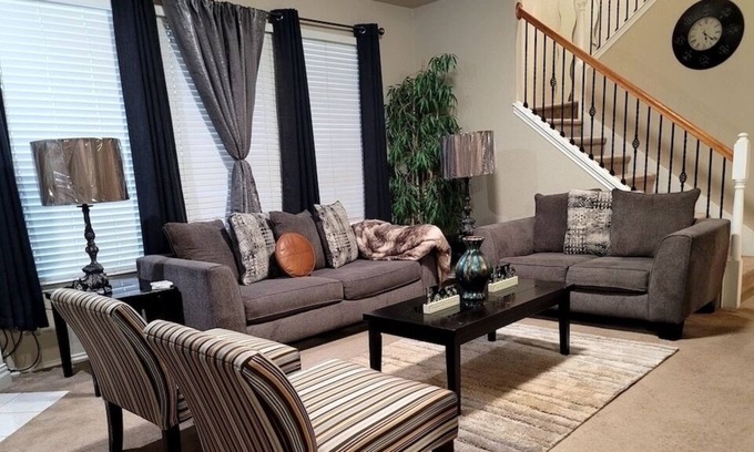 Southeast Arlington Casa | Your Home - 3 Full Beds & Bathrooms - ♿️, Hoyer lift