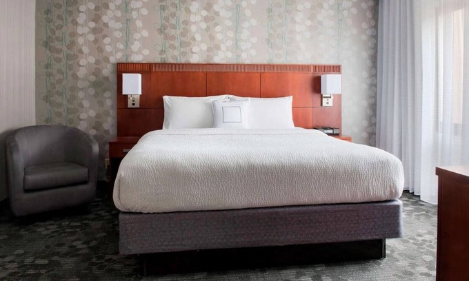 Mahwah Casa | Your Home Away From Home! FREE Parking, Onsite Pool, Pets Allowed!