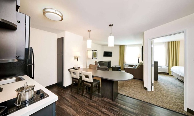 South Hills Complejo | Your Home Away from Home in Pittsburgh! Fully-equipped Kitchen, Pets Allowed!