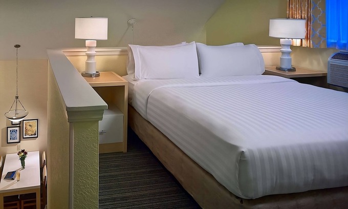 White Station Casa | Your Home Far Away From Home! 3 Units Close to Memphis Zoo, Pets Allowed!