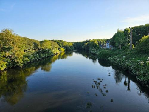 Houghton le Spring Casa | Your Home from Home - River bank