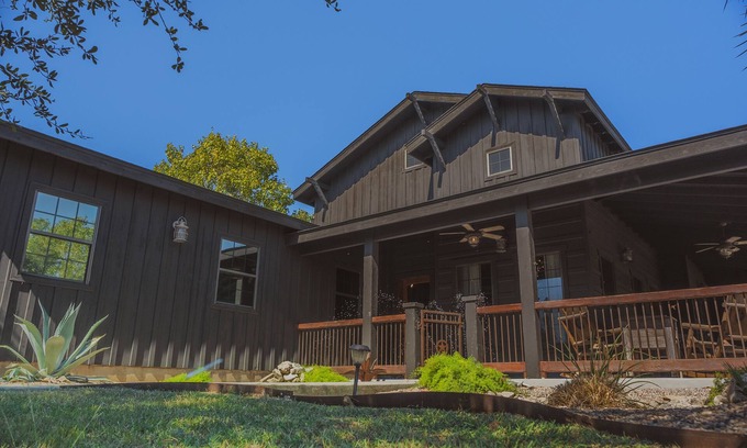 New Braunfels Cabina | Your Ideal Country Escape at 3 Chicks Ranch!