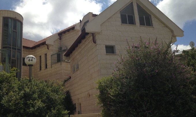 Haifa Casa | Tu casita de piedra con jardín en medio de Haifa
