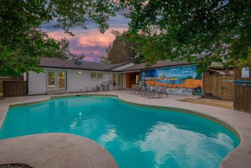 Dallas Casa | Your Modern and Bright Home w Private Pool