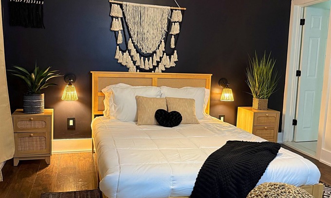 Orange Casa | Your Oasis in the City w/ Jacuzzi , Parking, self check in and WiFi