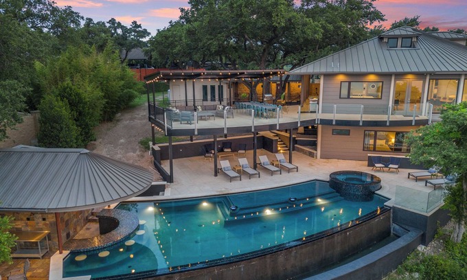 Hughes Park Lake Casa | ¡Impresionantes vistas y fácil acceso al lago desde Your Private Waterfront Resort!