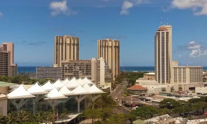 McCully - Moiliili Condominio | Your own Treasure close to the Beach, shopping and centrally located.