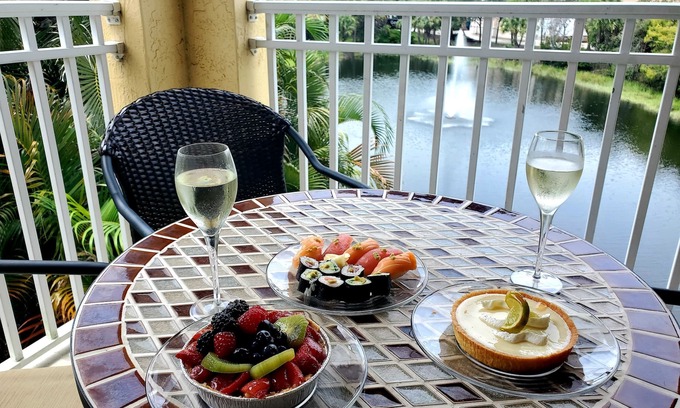 Palm Beach Gardens Condominio | Your Palm Beach Luxury Oasis! 2 primary suites. Sleeps six! Stunning sunsets!
