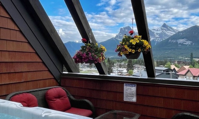 Canmore Condominio | Su ático con una bañera de hidromasaje privada en la azotea.