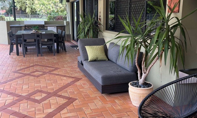 Wondunna Casa | Your Perfect Family Getaway-The Greenhouse offers a resort like experience.