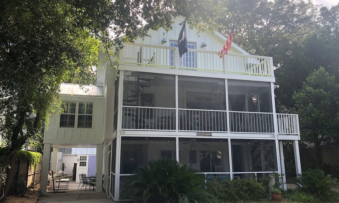 Isle of Palms Cabaña | ¡Tu escapada perfecta a la isla! ¡Estamos a solo 250 yardas de la playa!