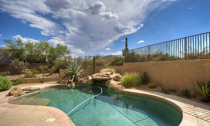 Troon North Casa | Su complejo privado: hermosa piscina y plano de planta abierto.