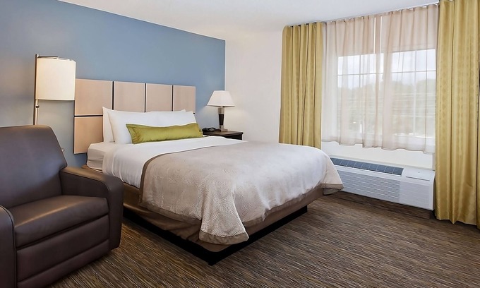 Southfield Hotel | Your Relaxing Getaway Awaits! Family-friendly Room w/ Kitchen, Free Parking