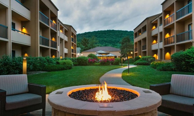Mahwah Casa | Your Relaxing Getaway Awaits! Free Parking, Onsite Pool, Pets Allowed