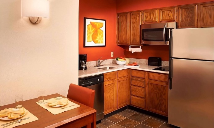 Waukegan Apartamento | Your Relaxing Getaway Awaits! Outdoor Pool, Pets Allowed, Free Breakfast!