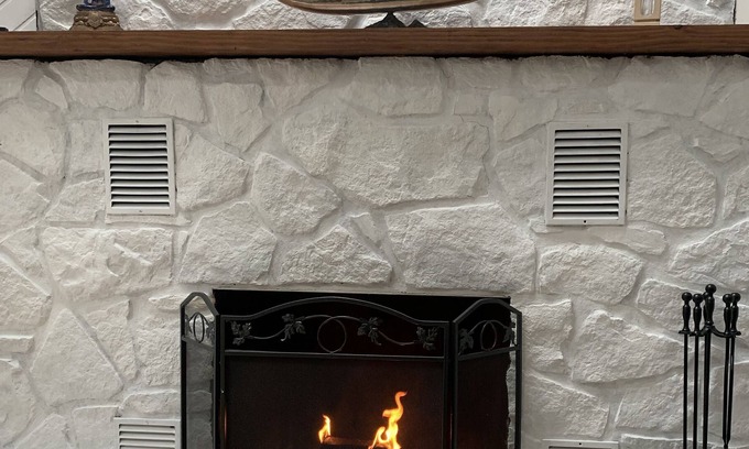 Town of Marbletown Casa | Your retreat in the Hudson Valley with a Hot Tub and Wood burning Fireplace,