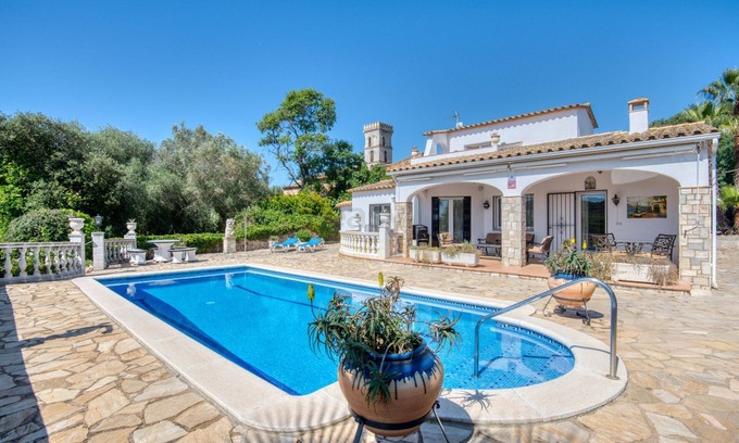 Calonge Chalet De Esquí | Casa las Hornas - Un oasis de tranquilidad y diversión
