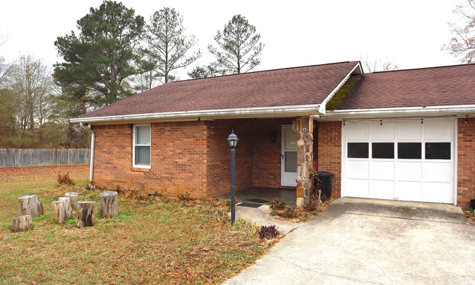 Mount Berry Casa | Your Side of Paradise: Gem in a Duplex Haven near Berry College & Tennis Courts
