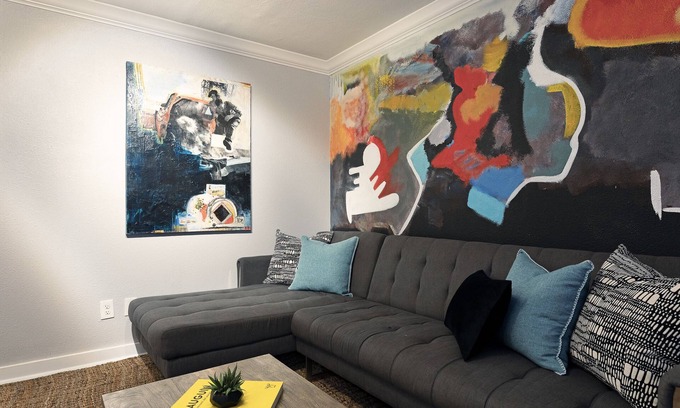 South Central Houston Apartamento | Your TMC Flats! Sleeps 32, 16BR, 8BA, 8PA