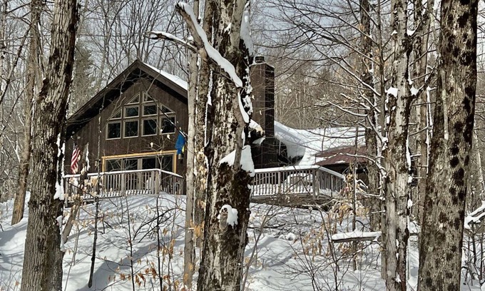 Stratton and Bromley Ski Areas Casa | Your Vermont Mountain Haven Pet Friendly home with Hot tub!