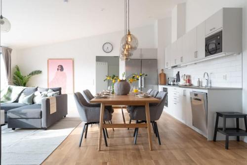 Bastad Casa | Youthful 3BR Flat with Balcony and Hobby Game Board
