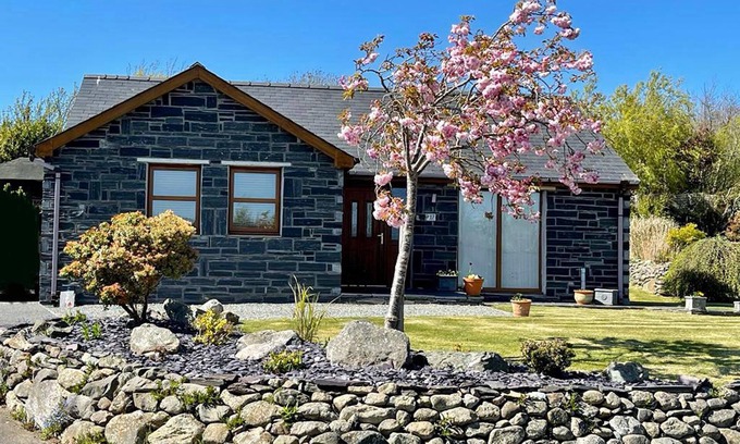 Llanddaniel Fab Cabaña | YR ENCIL, pet friendly, with a garden in Gaerwen