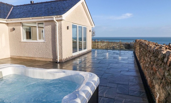 Moelfre Cabaña | YR HEN FEUDY, family friendly, luxury holiday cottage in Moelfre