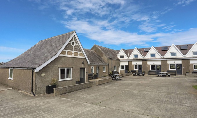 Llanengan Cabaña | YSGO - 6 TY'N DON, family friendly, with a garden in Abersoch