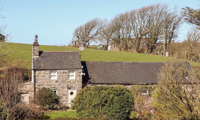 Garn Fadryn Cabaña | YSGOLDY, family friendly, with hot tub in Sarn Meyllteyrn