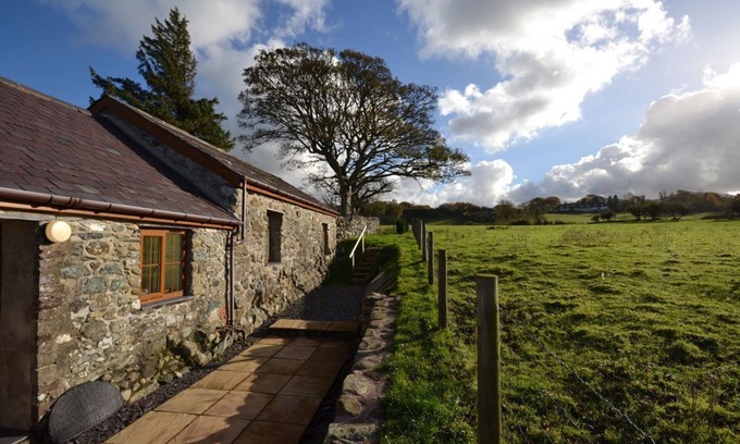 Bangor Cabaña | Ysgubor - a bungalow that sleeps 4 guests in 3 bedrooms