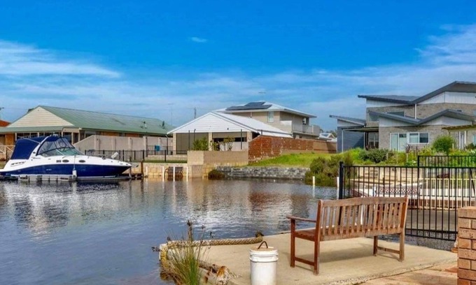 South Yunderup Casa | Yunderup Canal Retreat - Life on the water!