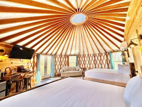 Orderville Casa | Yurt Overlook #3 with AC and Private Bath 2 Kings