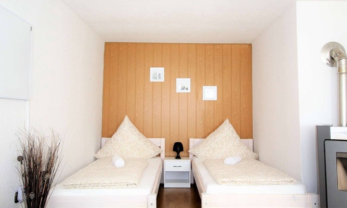 Zulpich Apartamento | Z01 fitter's house in Zülpich center with open-plan living and dining area