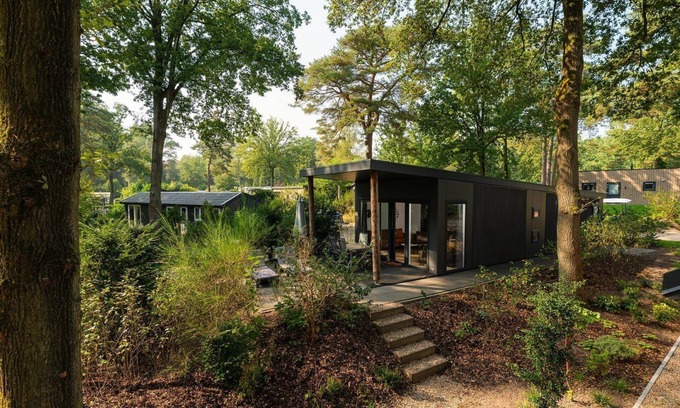 Lieren Casa | Zand Lodge is a charming chalet for 6 people in the Veluwe, featuring a warm wooden interior, a fully equipped kitchen, and a covered terrace.
