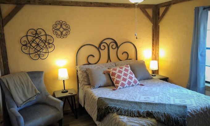 Kerrville Cama Y Desayuno | Zannabella private Suite with hot breakfast included
