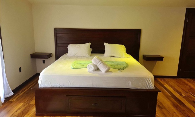 Dominical Hotel | Zarcero King Room at Hona Beach Hotel