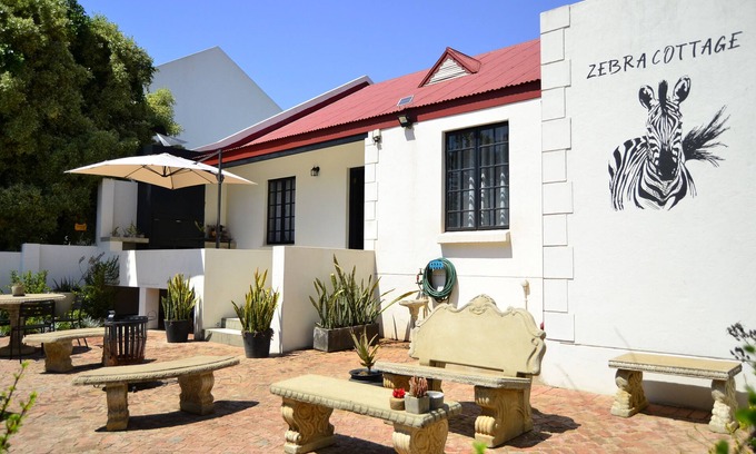 Moreleta Park Casa | Zebra Cottage offers tranquillity for business or leisure travellers.